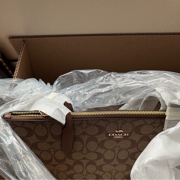 🔥HP🔥 NWT $485 COACH  Zip Top Tote In Signature Canvas. Gold/Khaki Saddle 2 - Picture 6 of 6